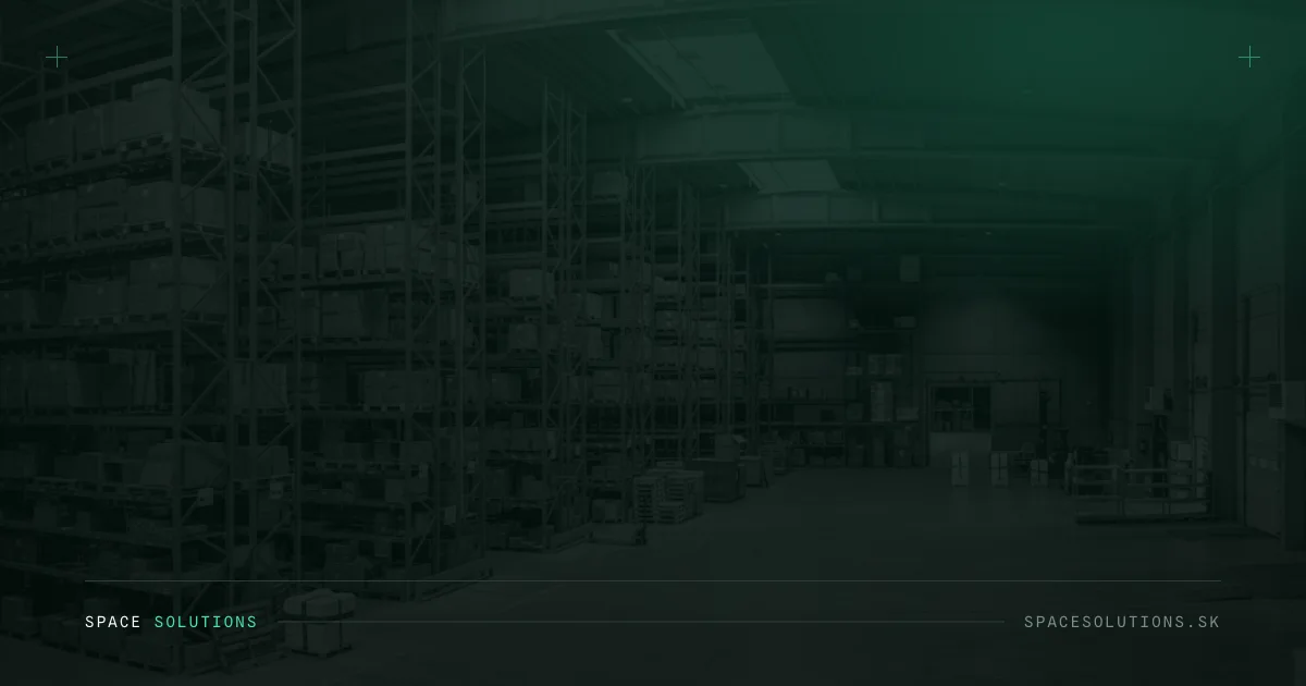 Regálový sklad e-shopu pripravený na expedíciu