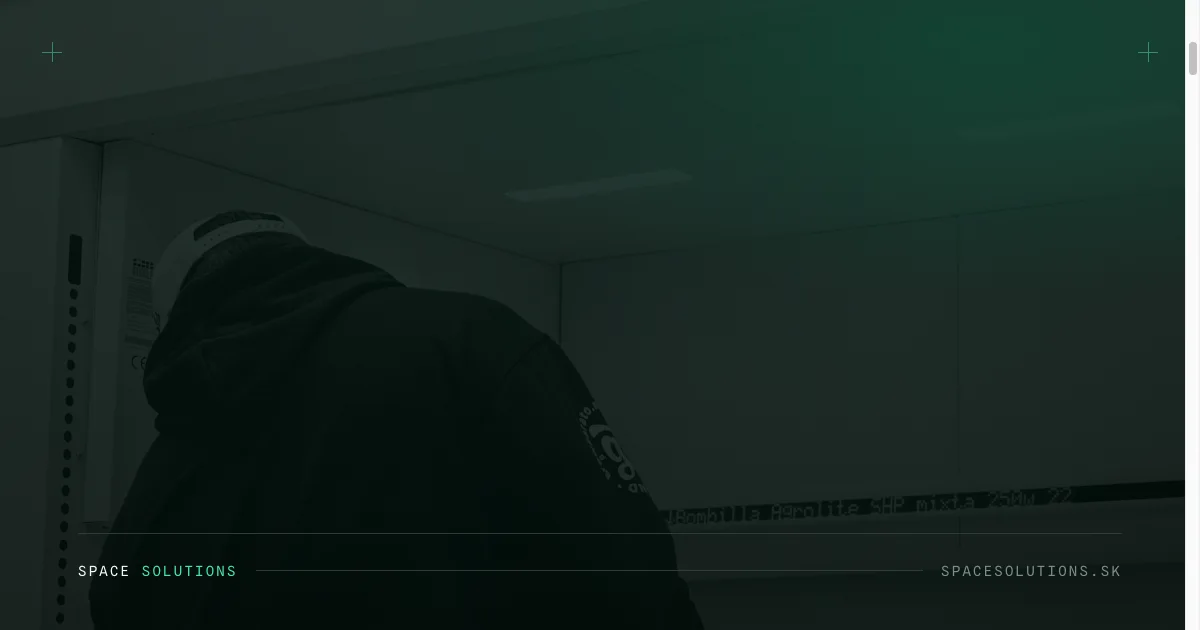 Balenie objednávky na páse v sklade