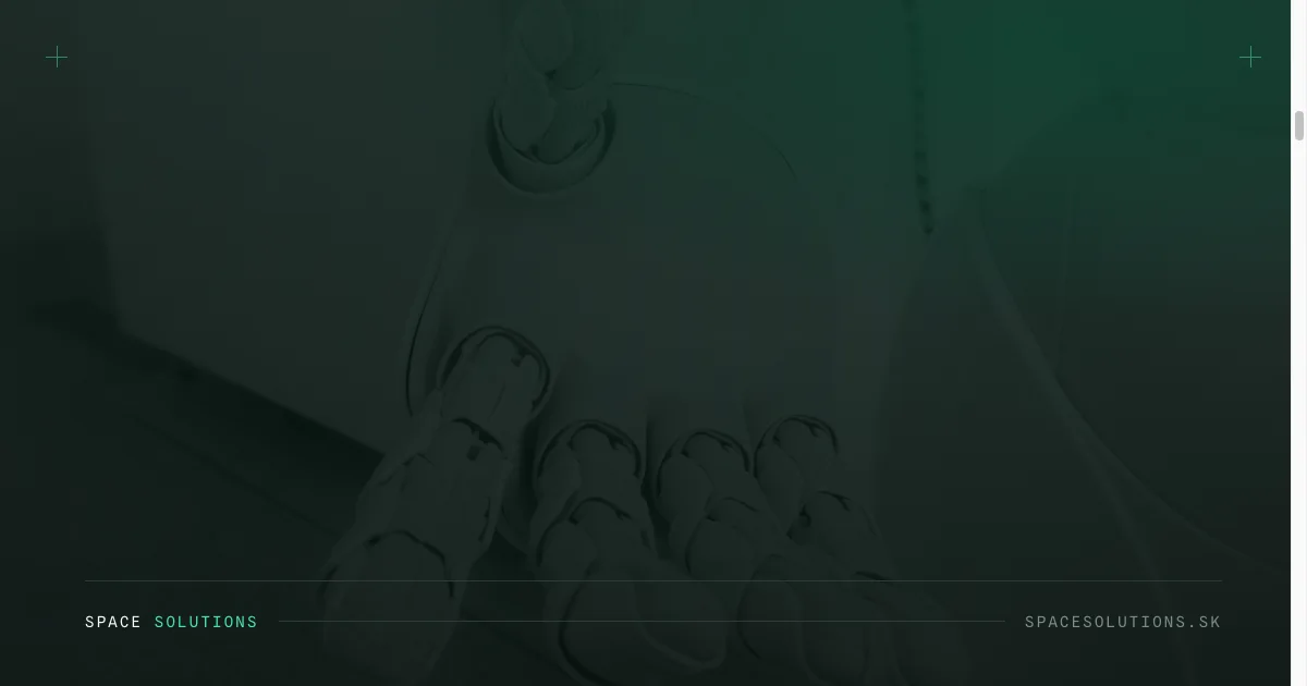 Biela robotická ruka natiahnutá dopredu