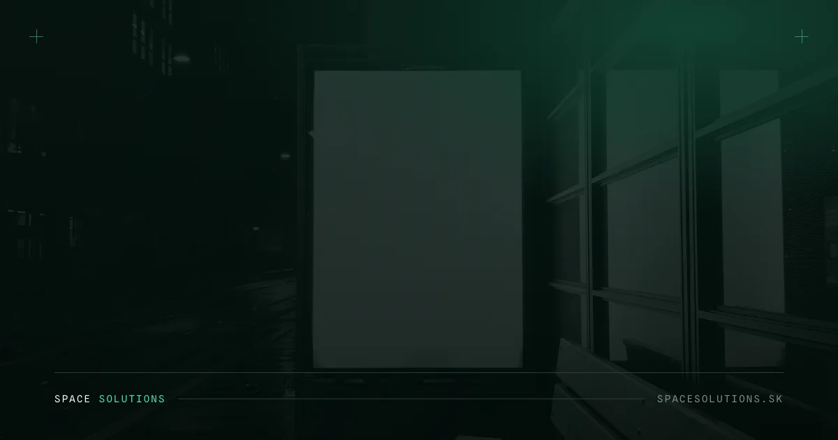 Prázdny svietiaci reklamný panel na nočnej zastávke