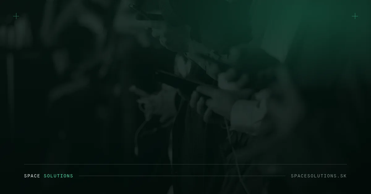 Rad ľudí, každý pozerá do vlastného telefónu